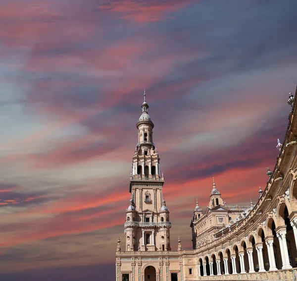 Beroemde plaza de espana (was de locatie voor de Latijns-Amerikaanse tentoonstelling van 1929) - Spaanse plein in Sevilla, Andalusië — Stockfoto