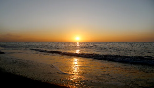Vacker soluppgång på stranden. — Stockfoto