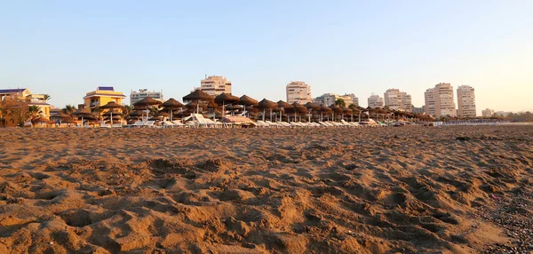 Plaża leżak i parasol na plaży samotny. Costa del sol (Wybrzeże słońca), Maladze, Andaluzja, Hiszpania — Zdjęcie stockowe
