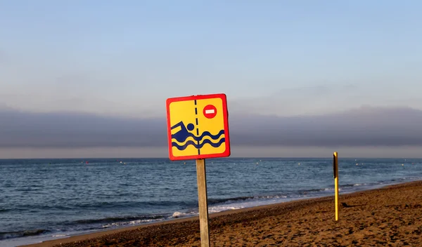 Cartel de prohibición en la playa. Costa del Sol, Málaga en Andalucía, España —  Fotos de Stock