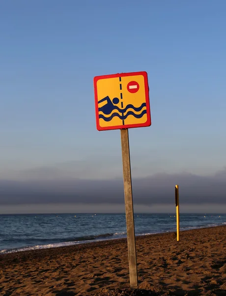 Cartel de prohibición en la playa. Costa del Sol, Málaga en Andalucía, España —  Fotos de Stock