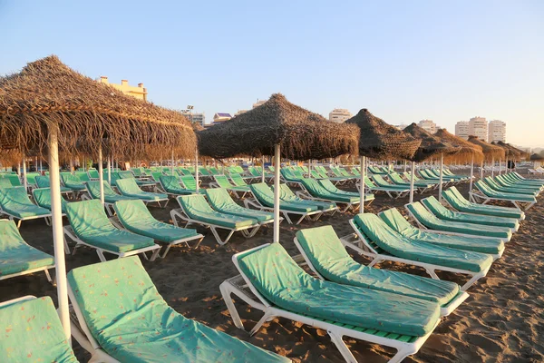 Beach napozóágy és napernyő, elhagyatott homokos tengerparton. Costa del sol (a sun coast), malaga, Andalúzia, Spanyolország — Stock Fotó