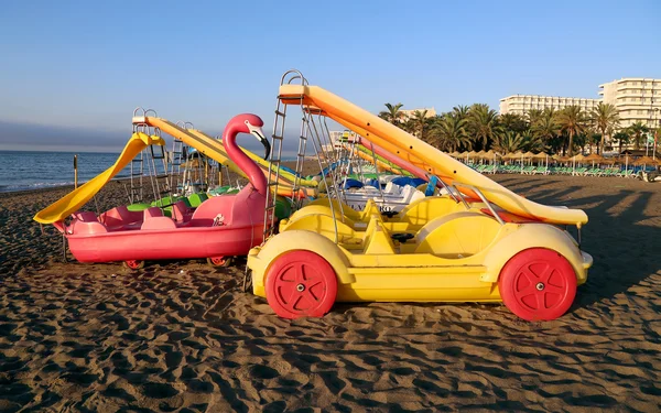 A strandon vízibicikli. Costa del sol (a sun coast), malaga, Andalúzia, Spanyolország — Stock Fotó