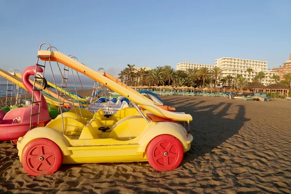 A strandon vízibicikli. Costa del sol (a sun coast), malaga, Andalúzia, Spanyolország — Stock Fotó