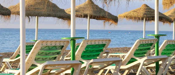 Plaża leżak i parasol na plaży samotny. Costa del sol (Wybrzeże słońca), Maladze, Andaluzja, Hiszpania — Zdjęcie stockowe