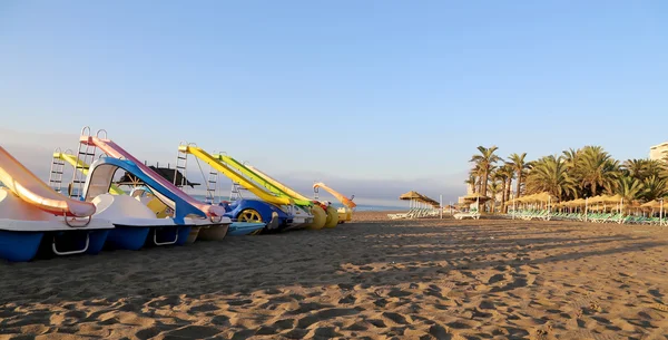 A strandon vízibicikli. Costa del sol (a sun coast), malaga, Andalúzia, Spanyolország — Stock Fotó