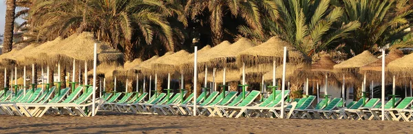 Plaża leżak i parasol na plaży samotny. Costa del sol (Wybrzeże słońca), Maladze, Andaluzja, Hiszpania — Zdjęcie stockowe