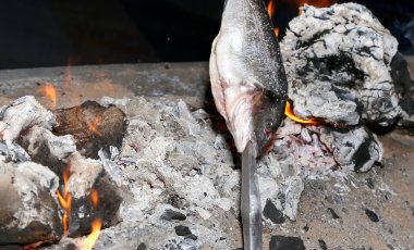 yemek balık ızgara üzerinde sıcak kömürleri şenlik