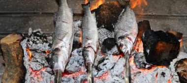 yemek balık ızgara üzerinde sıcak kömürleri şenlik