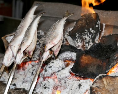 yemek balık ızgara üzerinde sıcak kömürleri şenlik