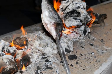 yemek balık ızgara üzerinde sıcak kömürleri şenlik