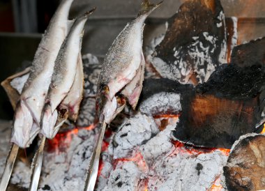 yemek balık ızgara üzerinde sıcak kömürleri şenlik