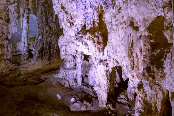 Innere einer natürlichen Höhle in Andalusien, Spanien - in den Cuevas de Nerja befinden sich eine Vielzahl geologischer Höhlenformationen, die interessante Muster erzeugen — Stockfoto