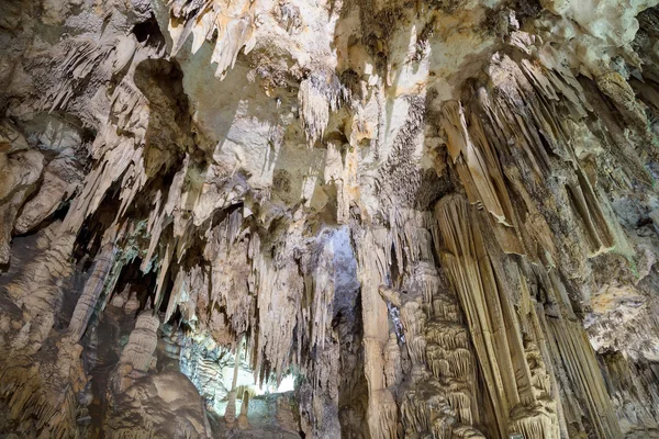 Interior de la Cueva Natural en Andalucía, España - - Dentro de las Cuevas de Nerja hay una variedad de formaciones de cuevas geológicas que crean patrones interesantes — Foto de Stock