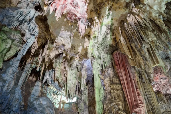 Interiér přírodní jeskyně v Andalusii, Španělsko – uvnitř cuevas de nerja jsou různé geologické jeskyně formace, které vytvářejí zajímavé vzory — Stock fotografie