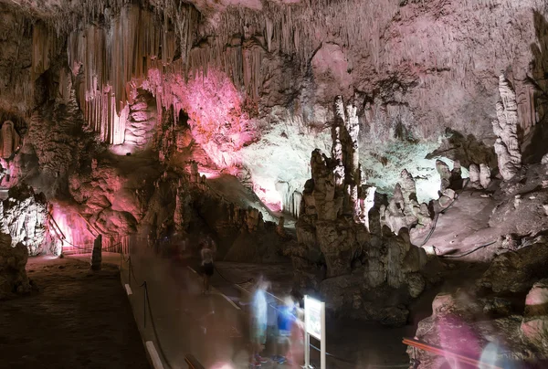 Innere einer natürlichen Höhle in Andalusien, Spanien - in den Cuevas de Nerja befinden sich eine Vielzahl geologischer Höhlenformationen, die interessante Muster erzeugen — Stockfoto