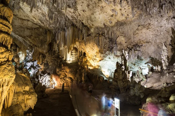 Interior de la Cueva Natural en Andalucía, España - - Dentro de las Cuevas de Nerja hay una variedad de formaciones de cuevas geológicas que crean patrones interesantes — Foto de Stock