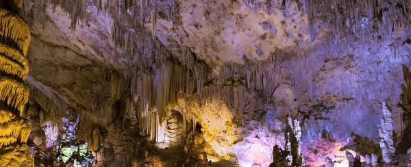 Interior de la Cueva Natural en Andalucía, España - - Dentro de las Cuevas de Nerja hay una variedad de formaciones de cuevas geológicas que crean patrones interesantes — Foto de Stock