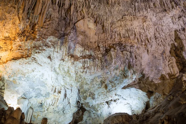 Interior de la Cueva Natural en Andalucía, España - - Dentro de las Cuevas de Nerja hay una variedad de formaciones de cuevas geológicas que crean patrones interesantes — Foto de Stock