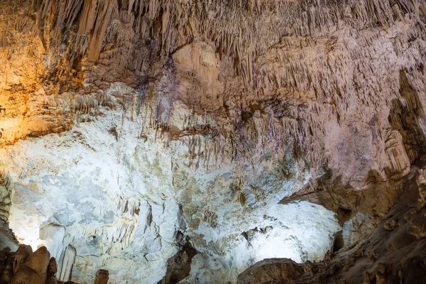 Természetes barlang, Andalúzia, Spanyolország--belsejében a cuevas de nerja belső barlang geológiai képződmények, amelyek érdekes mintákat hozhat létre többféle — Stock Fotó