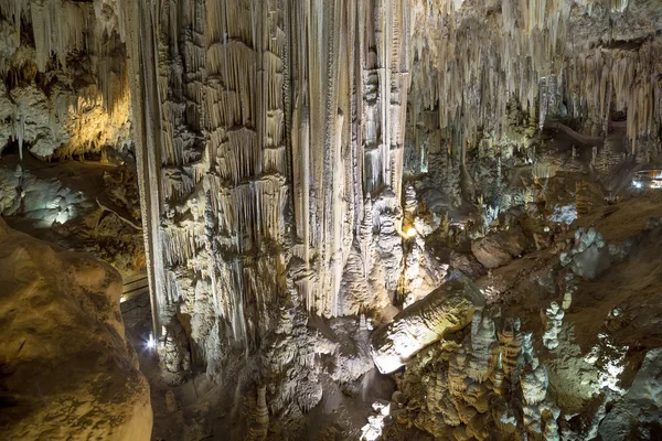 Andalusia, İspanya - doğal mağarada cuevas de nerja içinde iç ilginç desenleri oluşturmak jeolojik mağara oluşumları çeşitli vardır — Stok fotoğraf