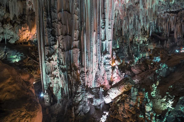 Interiør af naturlige hule i Andalusien, Spanien-Inde i Cuevas de Nerja er en række geologiske hule formationer, der skaber interessante mønstre - Stock-foto