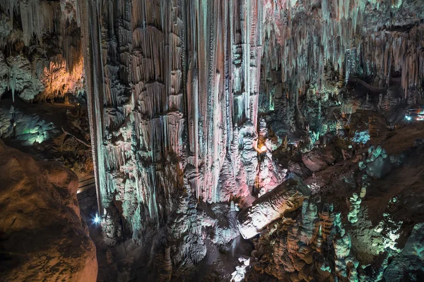 Interior de la Cueva Natural en Andalucía, España - - Dentro de las Cuevas de Nerja hay una variedad de formaciones de cuevas geológicas que crean patrones interesantes — Foto de Stock