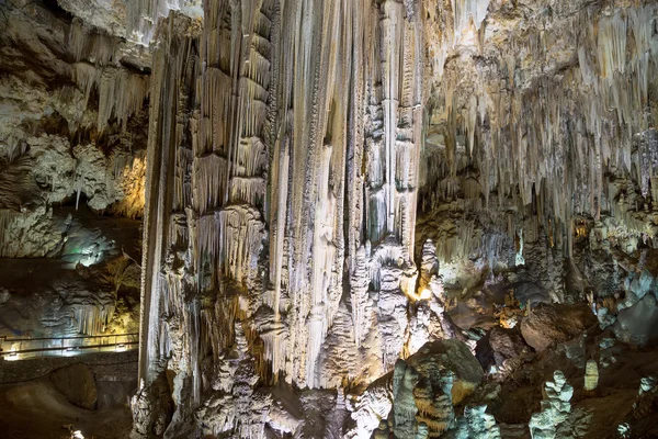 Interiér přírodní jeskyně v Andalusii, Španělsko – uvnitř cuevas de nerja jsou různé geologické jeskyně formace, které vytvářejí zajímavé vzory — Stock fotografie