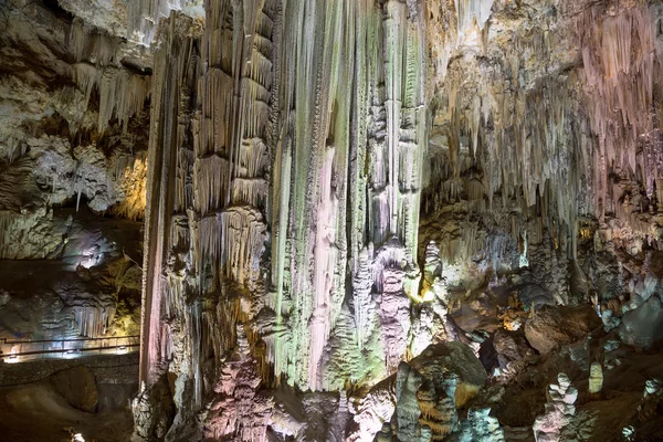 Interieur van natuurlijke grot in Andalusië, Spanje--binnen de cuevas de nerja zijn een verscheidenheid van geologische grot formaties die interessante patronen maken — Stockfoto