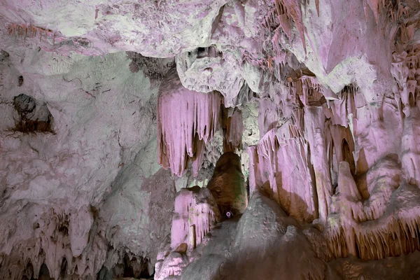 Innere einer natürlichen Höhle in Andalusien, Spanien - in den Cuevas de Nerja befinden sich eine Vielzahl geologischer Höhlenformationen, die interessante Muster erzeugen — Stockfoto