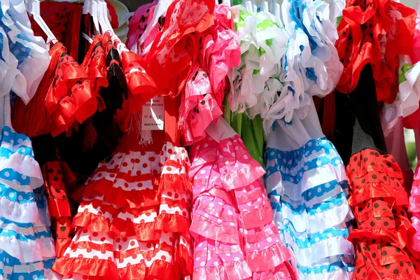 典型的な着色されたスペインのフラメンコ ドレス、アンダルシア、スペイン — ストック写真
