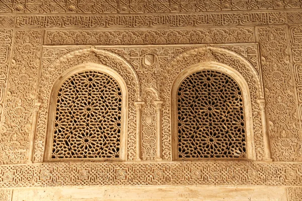 Detalle de azulejos islámicos (moros) en la Alhambra, Granada, España. Gran textura de fondo — Foto de Stock