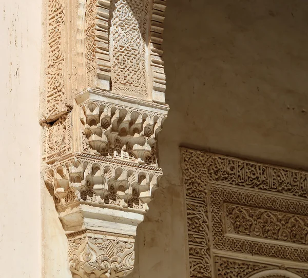 Kolumner i islamiska (morisk) stil i alhambra, granada, Spanien — Stockfoto