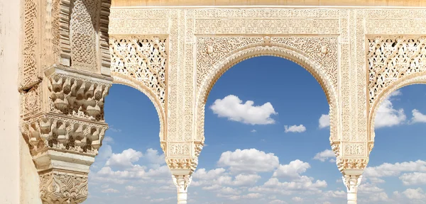 Arches in Islamic (Moorish)  style in Alhambra, Granada, Spain — Stock Photo, Image