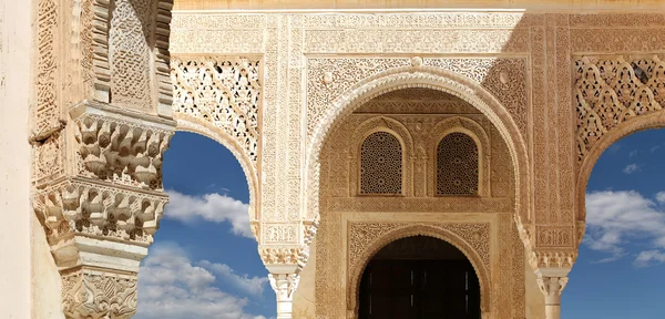 Arcos en estilo islámico (morisco) en Alhambra, Granada, España — Foto de Stock