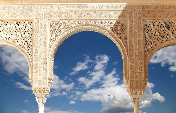 Arcos en estilo islámico (morisco) en Alhambra, Granada, España — Foto de Stock