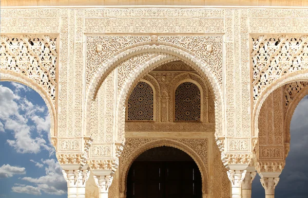 Арки в ісламському (мавританського) стилі в Альгамбра, Гранада, Іспанія — стокове фото