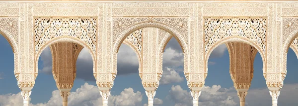 Ívek iszlám (Mór) stílusban, az alhambra, granada, Spanyolország — Stock Fotó
