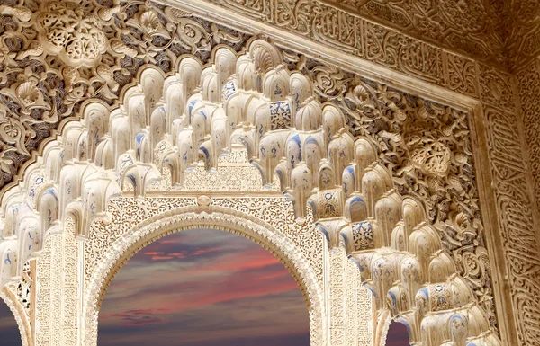 Arcos en estilo islámico (morisco) en Alhambra, Granada, España — Foto de Stock