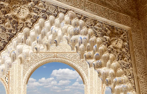 Arcos en estilo islámico (morisco) en Alhambra, Granada, España —  Fotos de Stock