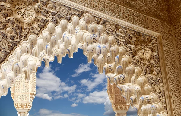 Arches in Islamic (Moorish)  style in Alhambra, Granada, Spain — Stock Photo, Image