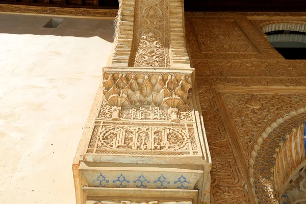 Kolumner i islamiska (morisk) stil i alhambra, granada, Spanien — Stockfoto