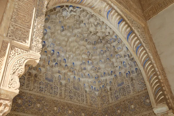 Łuki w islamskich stylu (Maurów) w pałacu alhambra, granada, Hiszpania — Zdjęcie stockowe