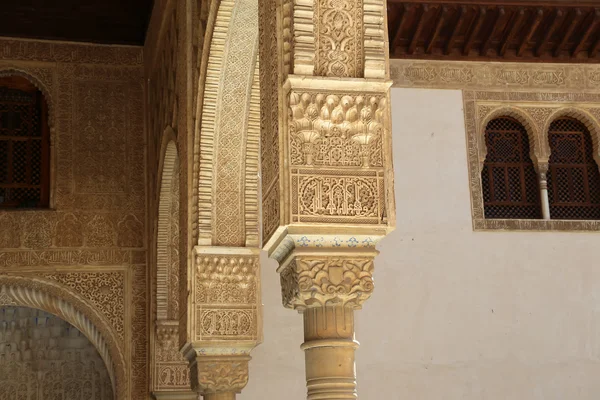 Alhambra, granada, İspanya (Endülüs) İslam stilinde sütunlar — Stok fotoğraf