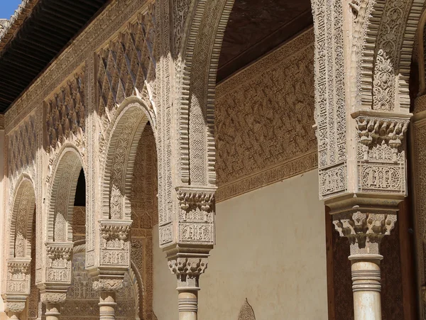 Kolumny w Islamskiej (Maurów) styl w alhambra, granada, Hiszpania — Zdjęcie stockowe
