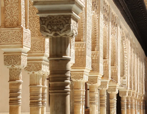 Kolommen in islamitische (Moorse) stijl in alhambra, granada, Spanje — Stockfoto