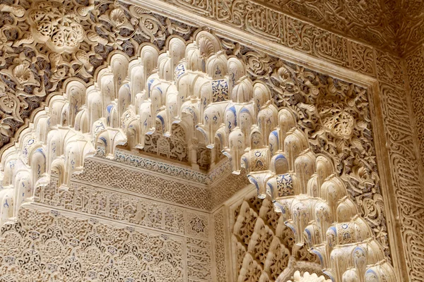 Arcos en estilo islámico (morisco) en Alhambra, Granada, España — Foto de Stock
