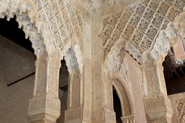 Arches in Islamic (Moorish)  style in Alhambra, Granada, Spain — Stock Photo, Image