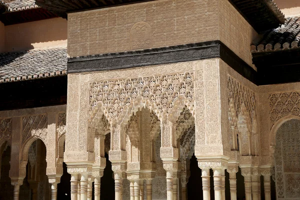 Łuki w islamskich stylu (Maurów) w pałacu alhambra, granada, Hiszpania — Zdjęcie stockowe