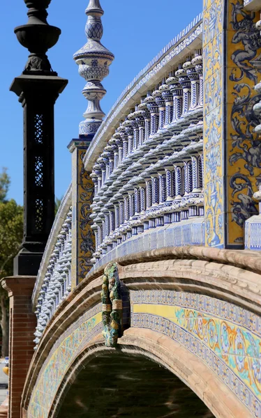 Puente de cerámica en la Plaza de España (sede de la Exposición Latinoamericana de 1929) en Sevilla, Andalucía, España —  Fotos de Stock